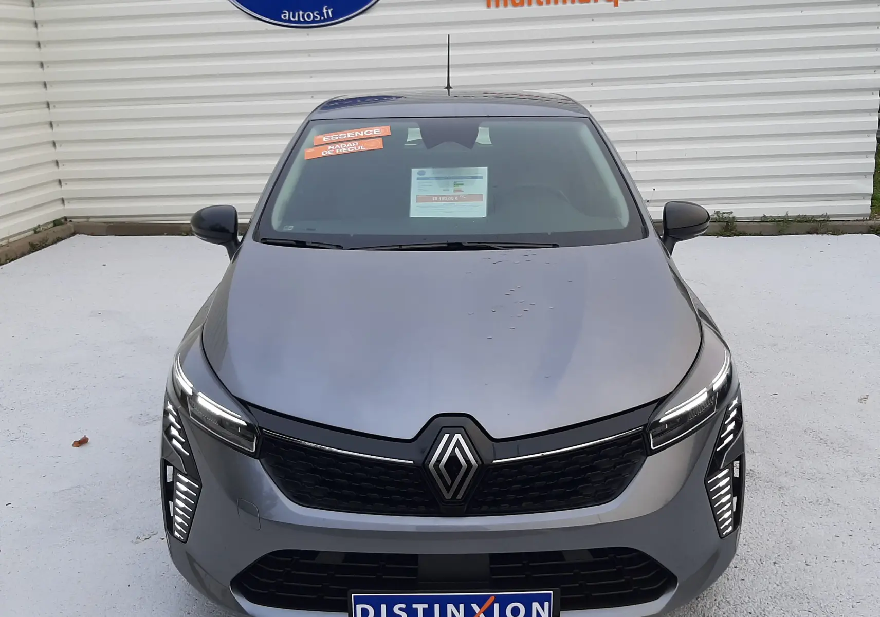 Vue frontale d'une Renault Clio V E-Tech Full Hybrid 145 Evolution gris schiste, avec phares LED et calandre noire.