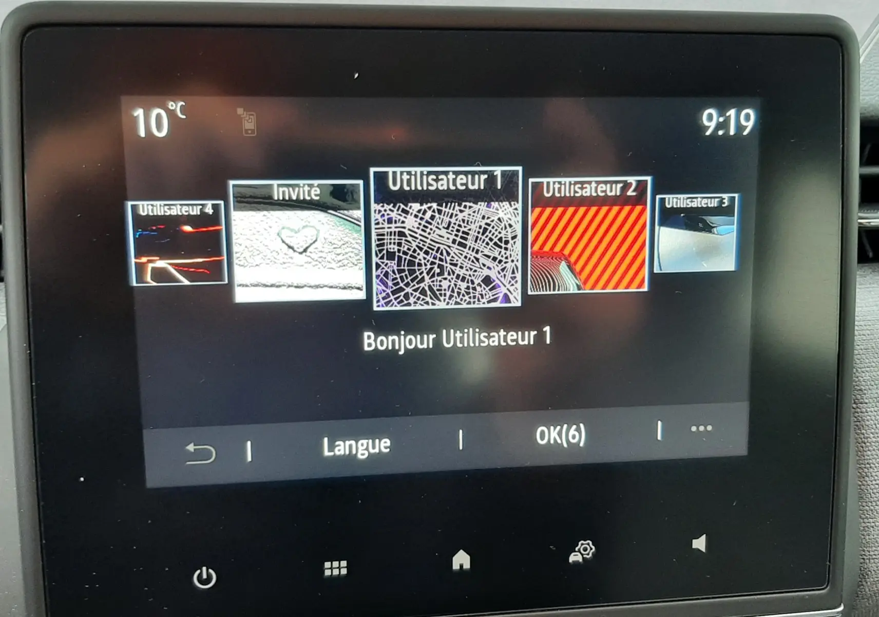 Écran tactile central de la Renault Clio V gris schiste, affichant les profils utilisateurs et la température extérieure à 10°C.