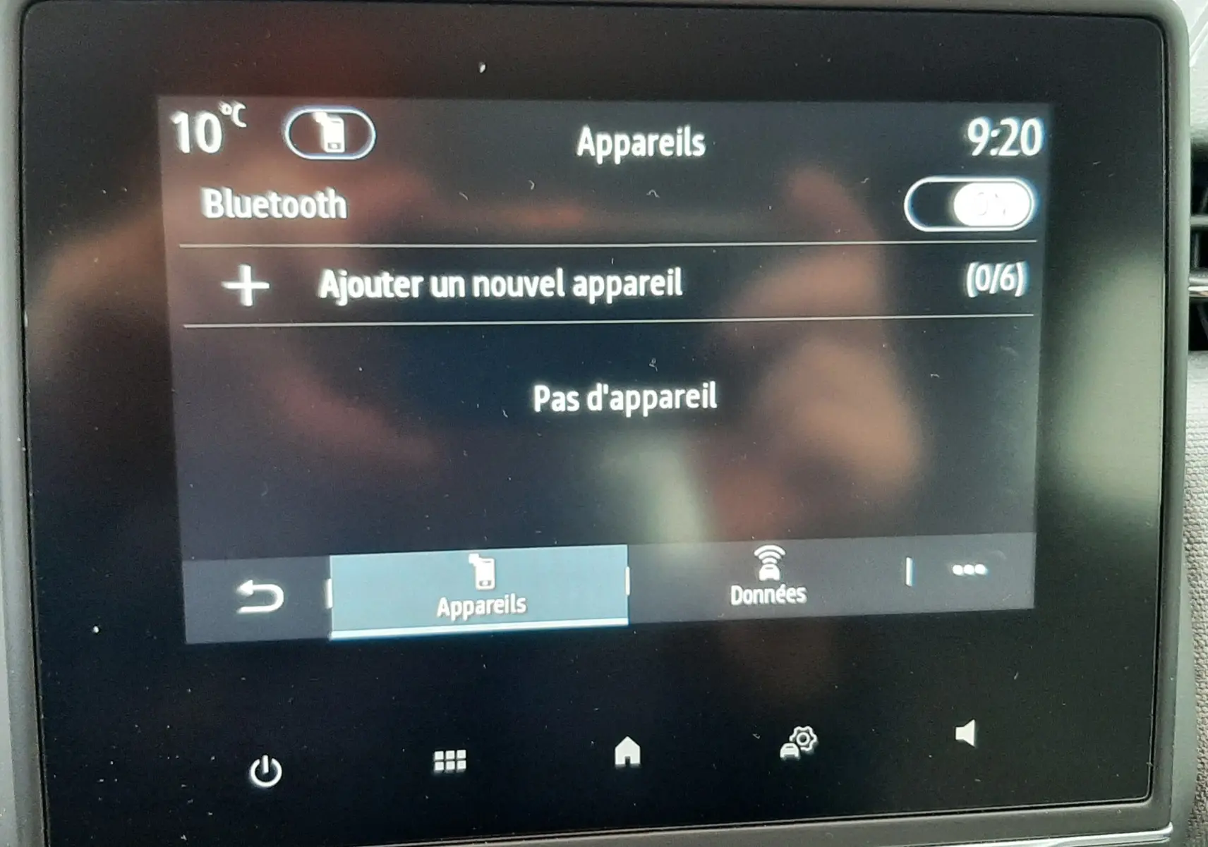 Écran tactile central de la Renault Clio V E-Tech gris schiste, affichant le menu Bluetooth sans appareil connecté.