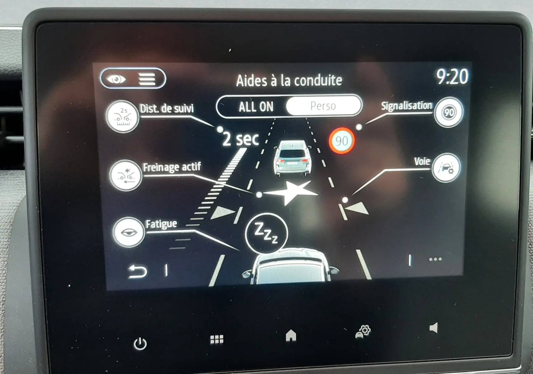 Écran central de la Renault Clio V gris schiste montrant les aides à la conduite avec affichage clair et moderne.