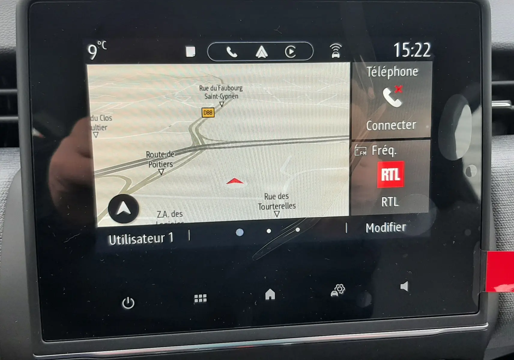 Écran tactile central de la Renault Clio V gris schiste, affichant la navigation et les options téléphone et radio.