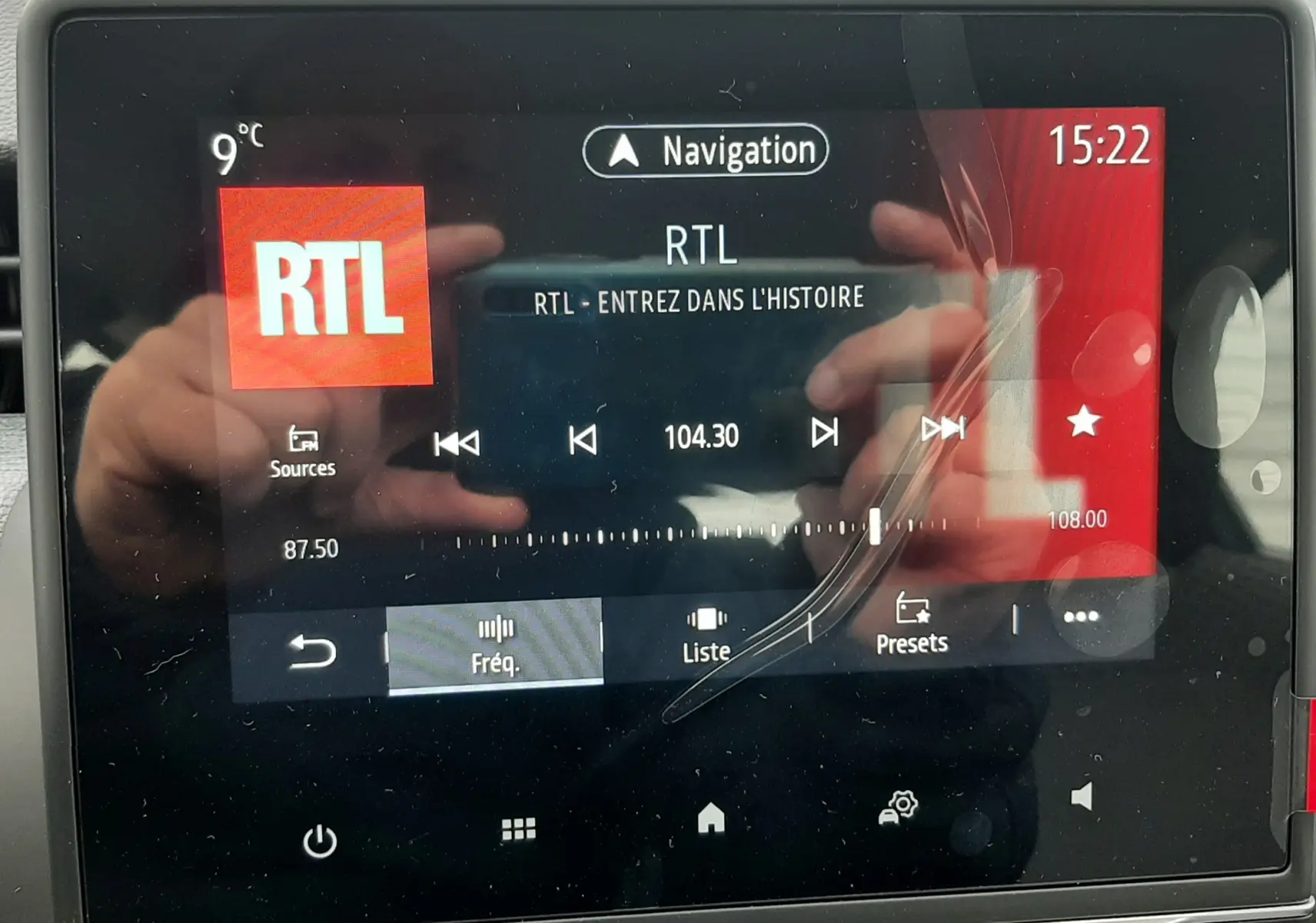 Écran tactile central de la Renault Clio V gris schiste, affichant la radio RTL et la navigation à 15h22.