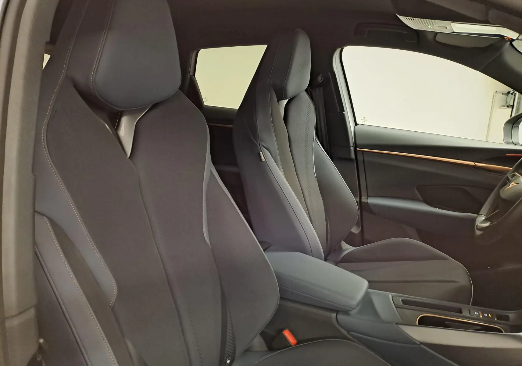 Vue intérieure côté gauche des sièges avant noirs avec surpiqûres et détails modernes du CUPRA TERRAMAR 2025.