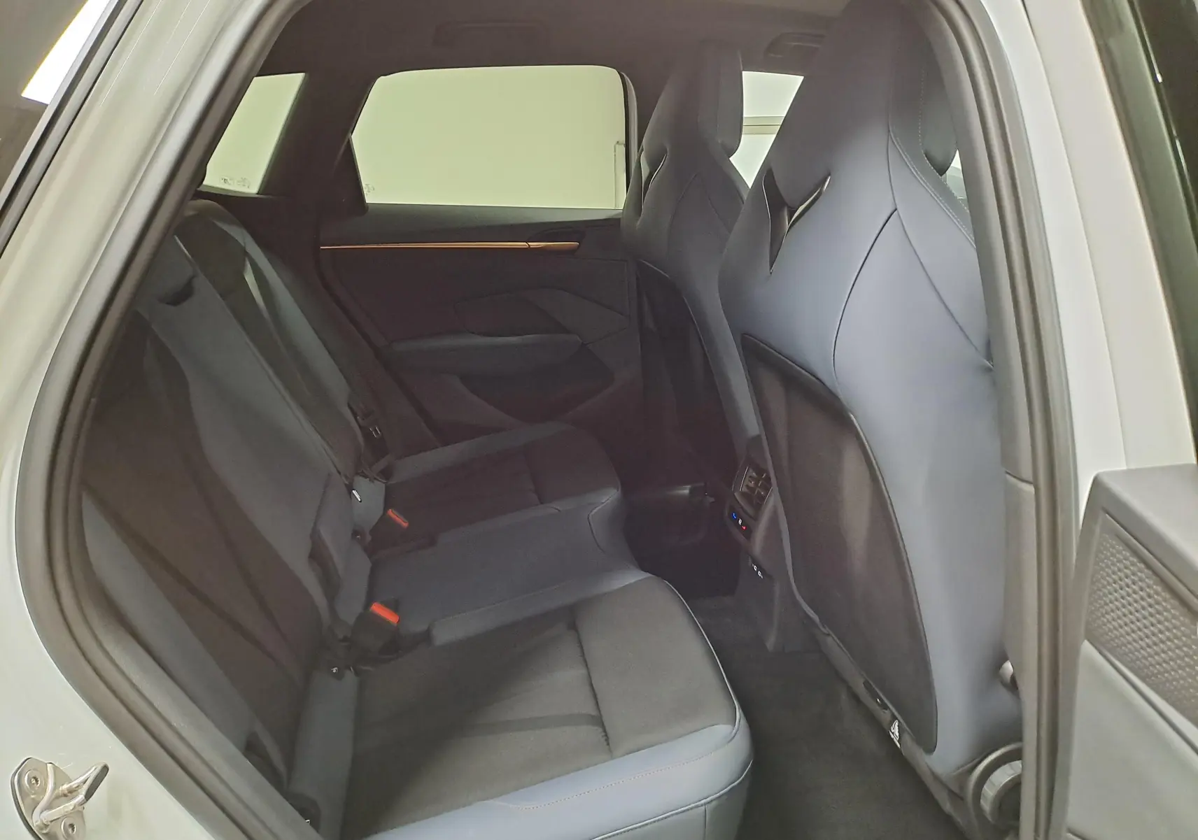 Vue intérieure arrière côté droit du CUPRA TERRAMAR blanc Nevada, montrant les sièges arrière et les finitions modernes.