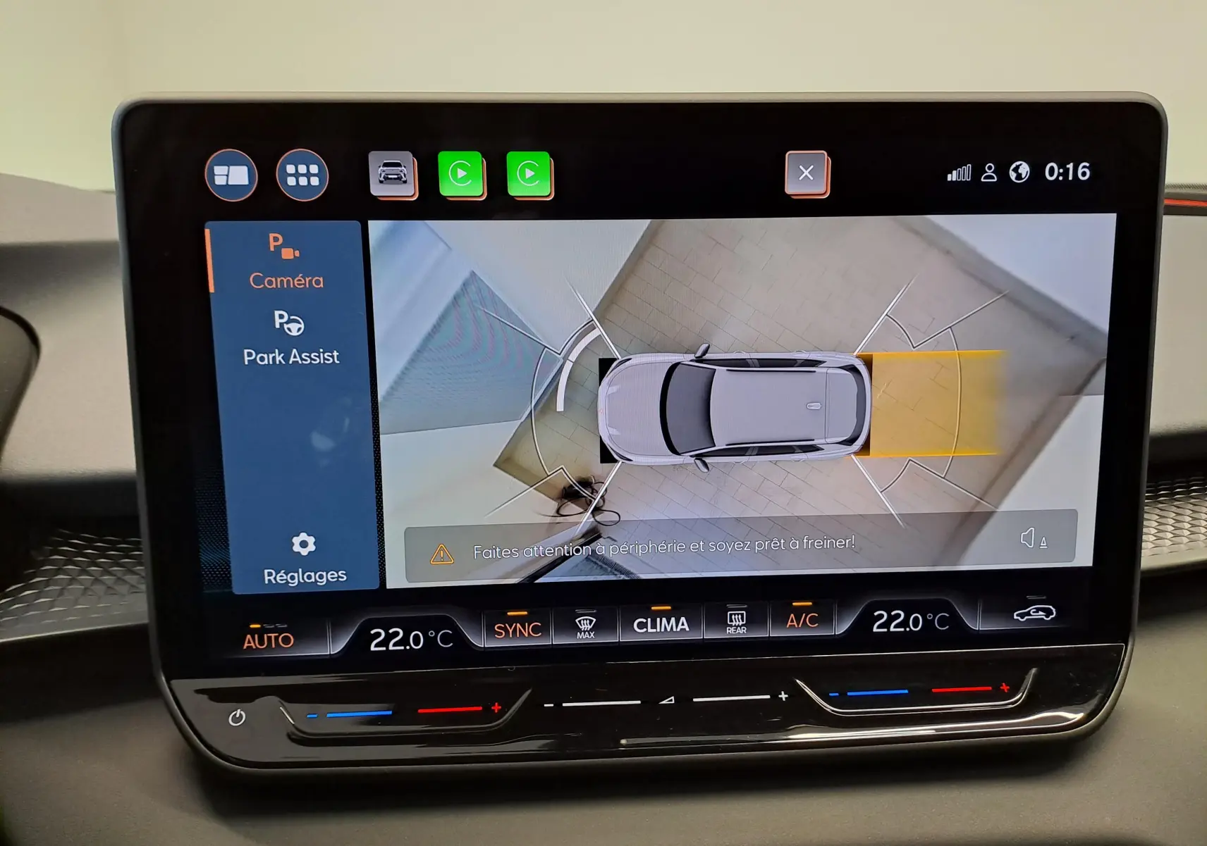 Vue de dessus sur l'écran de la caméra de recul montrant une CUPRA TERRAMAR blanc Nevada en stationnement.