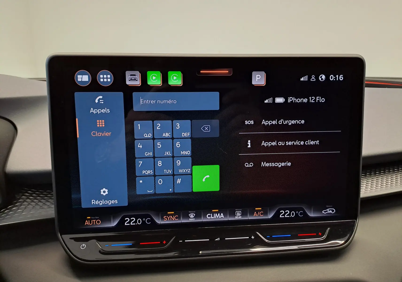 Écran tactile central du CUPRA TERRAMAR 2025 affichant le clavier d’appel avec interface connectée à un iPhone 12.