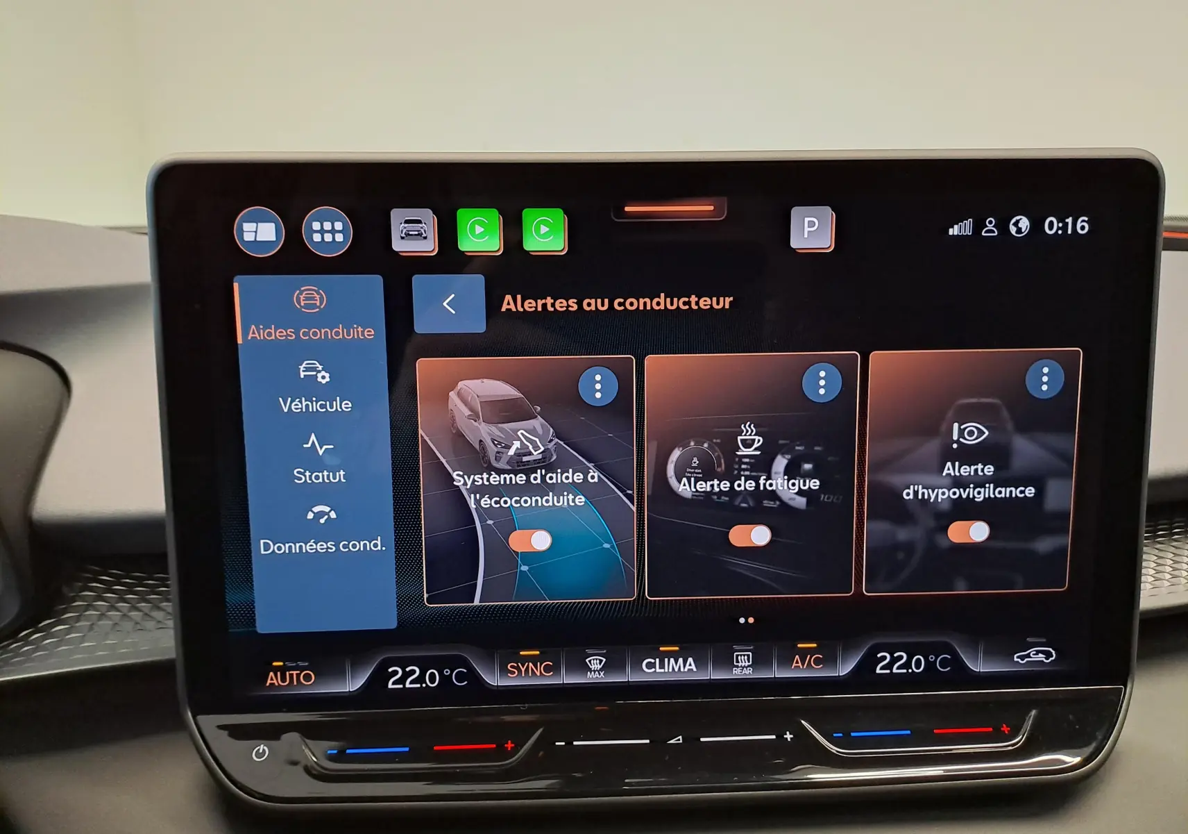 Écran tactile intérieur du CUPRA TERRAMAR 2025 montrant les alertes au conducteur et la climatisation à 22°C.