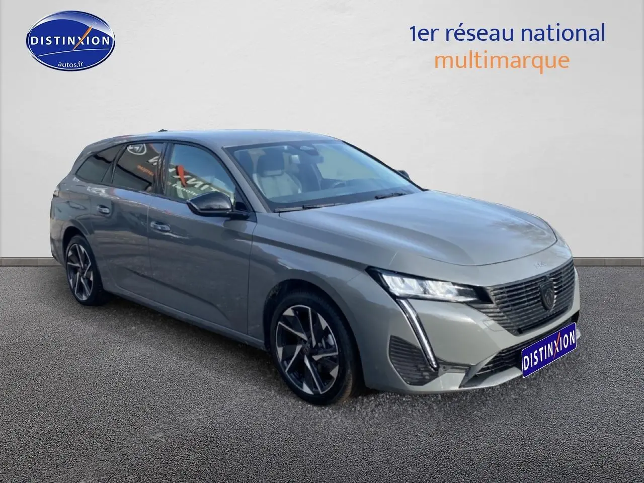 Peugeot 308 SW gris sellenium vue 3/4 avant droit, avec jantes alliage et feux LED distinctifs.