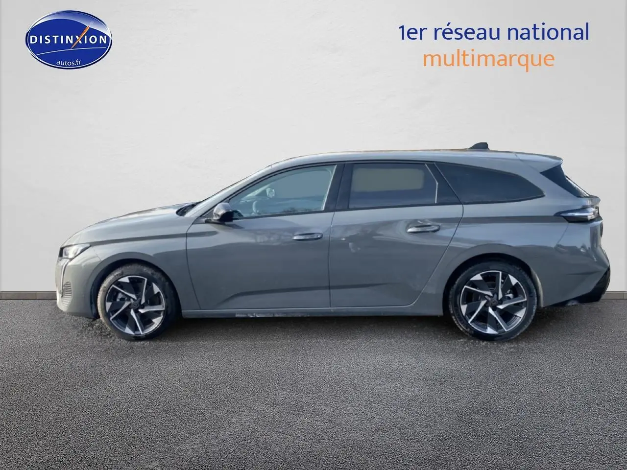 Profil côté gauche d'une Peugeot 308 SW gris sélénite 2025 avec jantes alliage et vitres teintées.