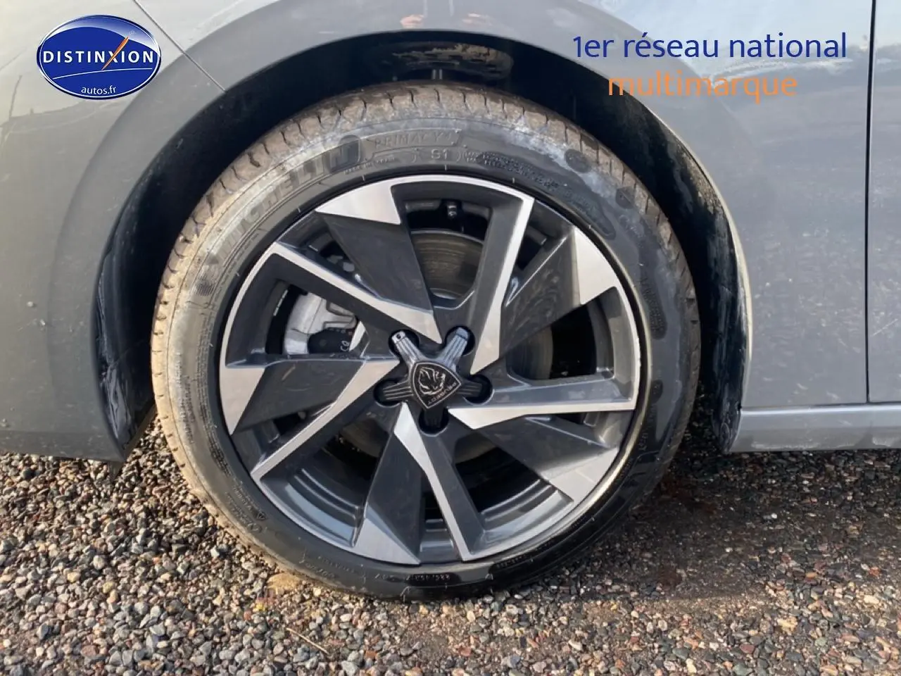 Gros plan sur la roue arrière droite avec jante alu bicolore du Peugeot 308 SW gris sellenium.