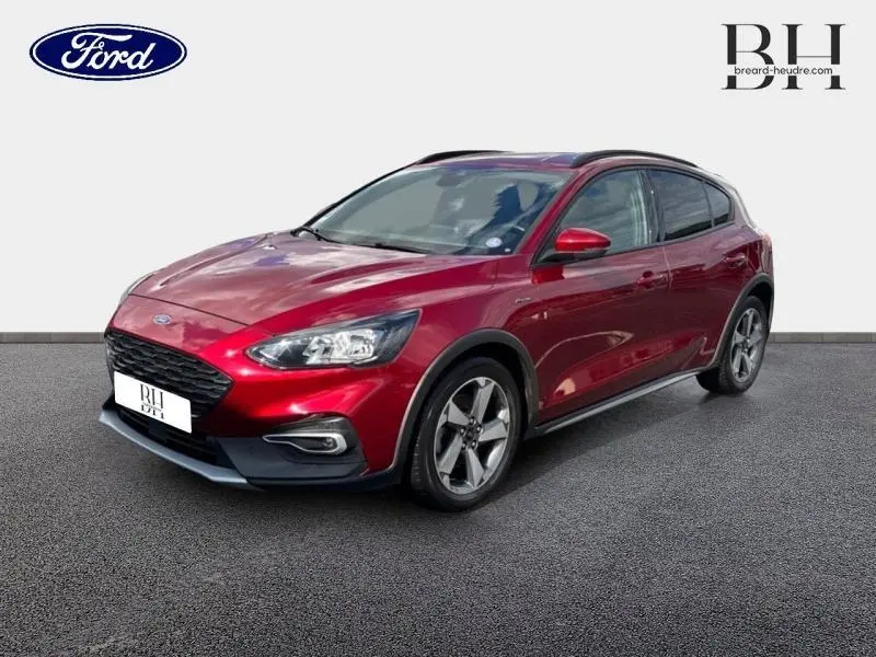 Ford Focus 1.0 EcoBoost 2020 en Premium Rouge Candy, vue 3/4 avant droit avec jantes alliage et vitres surteintées.