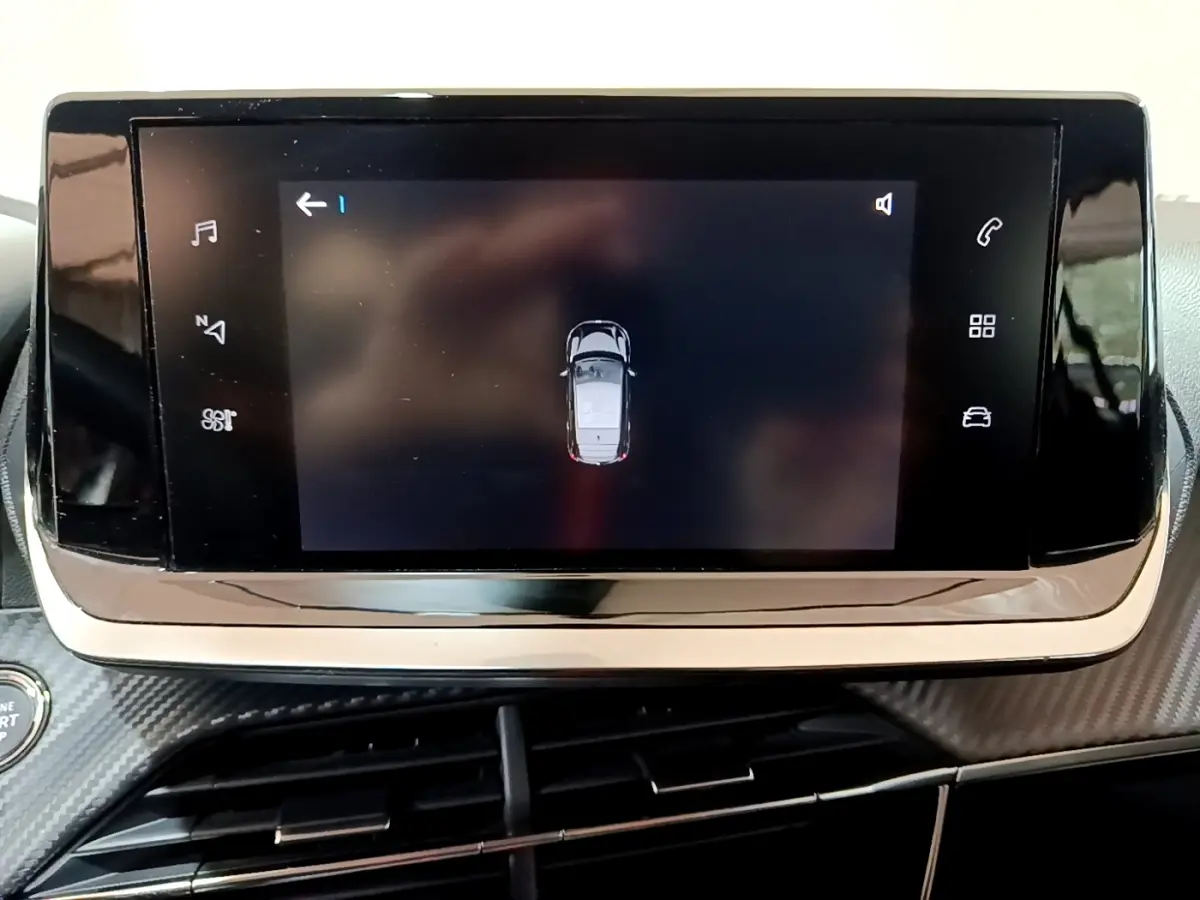 Écran tactile central de la Peugeot 208 électrique Active Business montrant la vue aérienne du véhicule en gris.