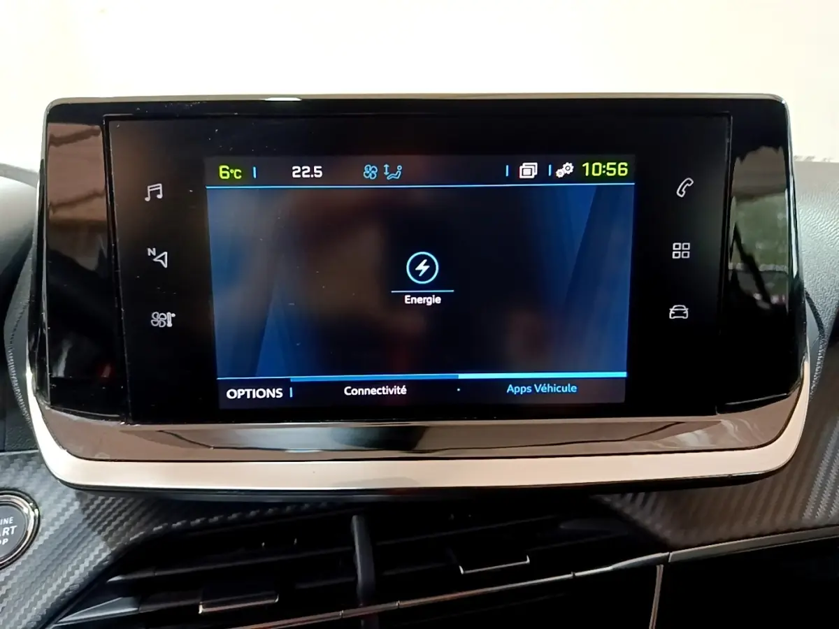 Écran tactile central du tableau de bord de la Peugeot 208 électrique Active Business, affichant le menu énergie.