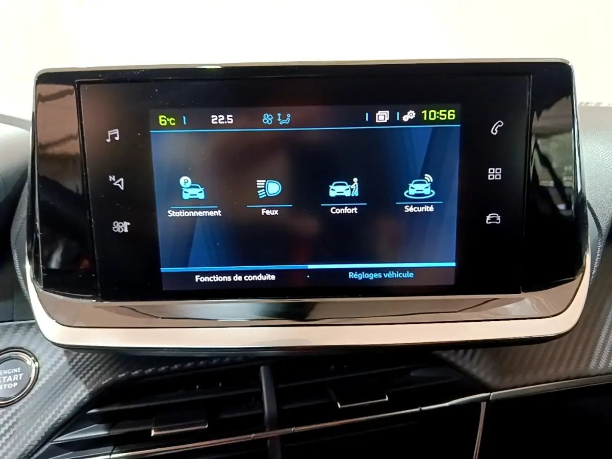 Écran tactile central du tableau de bord de la Peugeot 208 électrique Active Business 2021 affichant les options de conduite.
