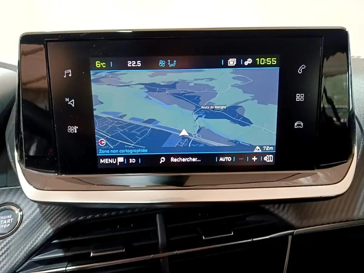 Écran tactile central du tableau de bord de la Peugeot 208 électrique Active Business 2021 affichant la navigation.