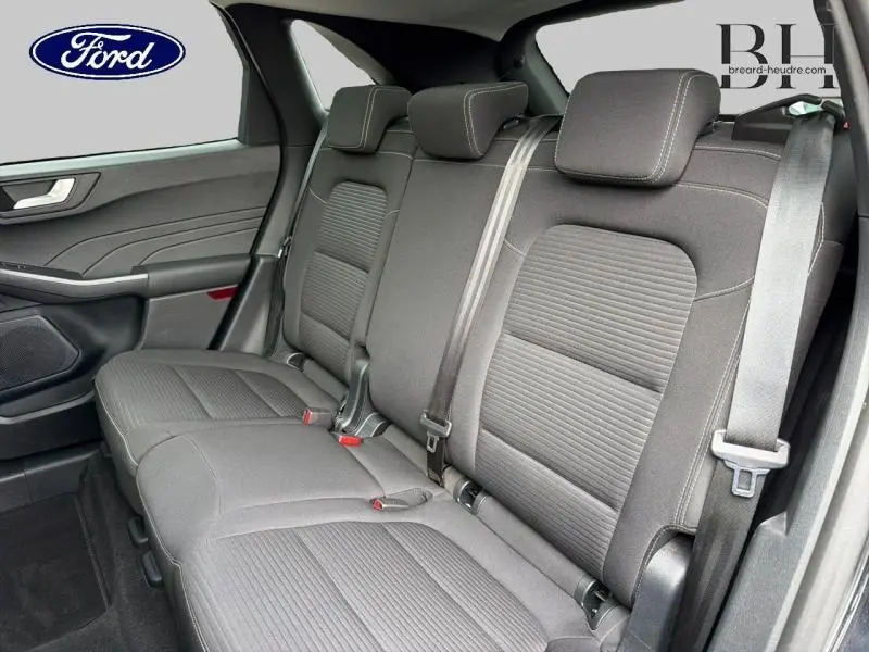 Vue intérieure de la banquette arrière noire du Ford Kuga 2023, avec ceintures et appuie-têtes visibles.
