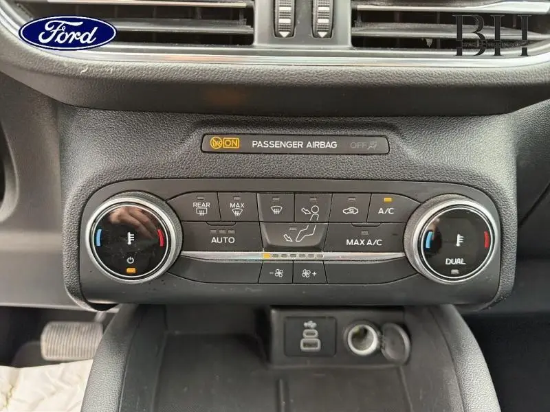 Vue rapprochée du panneau de climatisation automatique bi-zone du Ford Kuga 2023, avec commandes de température et ventilation.