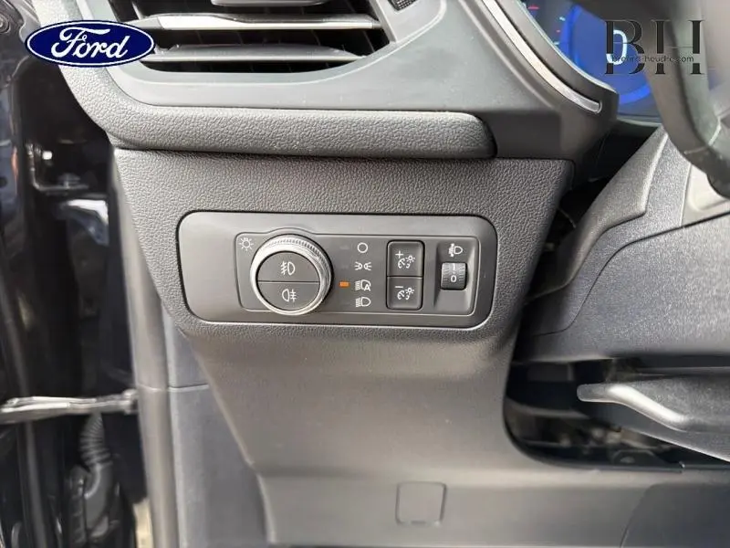 Détail du panneau de commandes d'éclairage côté gauche dans un Ford Kuga noir Agate Métallisée 2023.