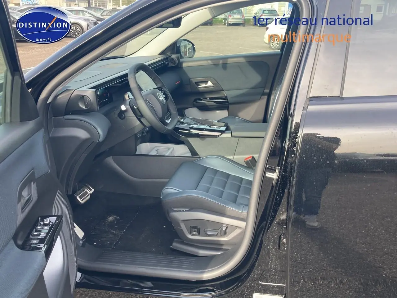 Vue intérieure côté conducteur d’un Citroën C5 Aircross noir 2026, avec siège cuir et tableau de bord moderne.