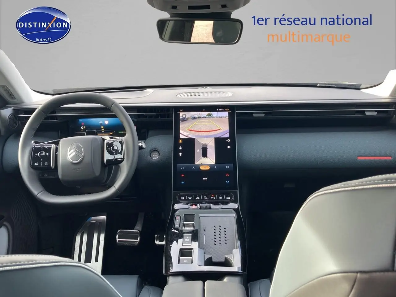 Vue intérieure avant du Citroën C5 Aircross noir 2026, avec tableau de bord moderne et écran tactile central affichant la caméra de recul.