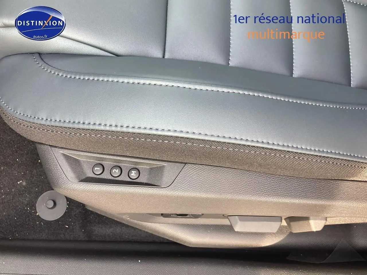 Détail du siège conducteur noir avec commandes mémoire sur le côté gauche dans un Citroën C5 Aircross 2026.