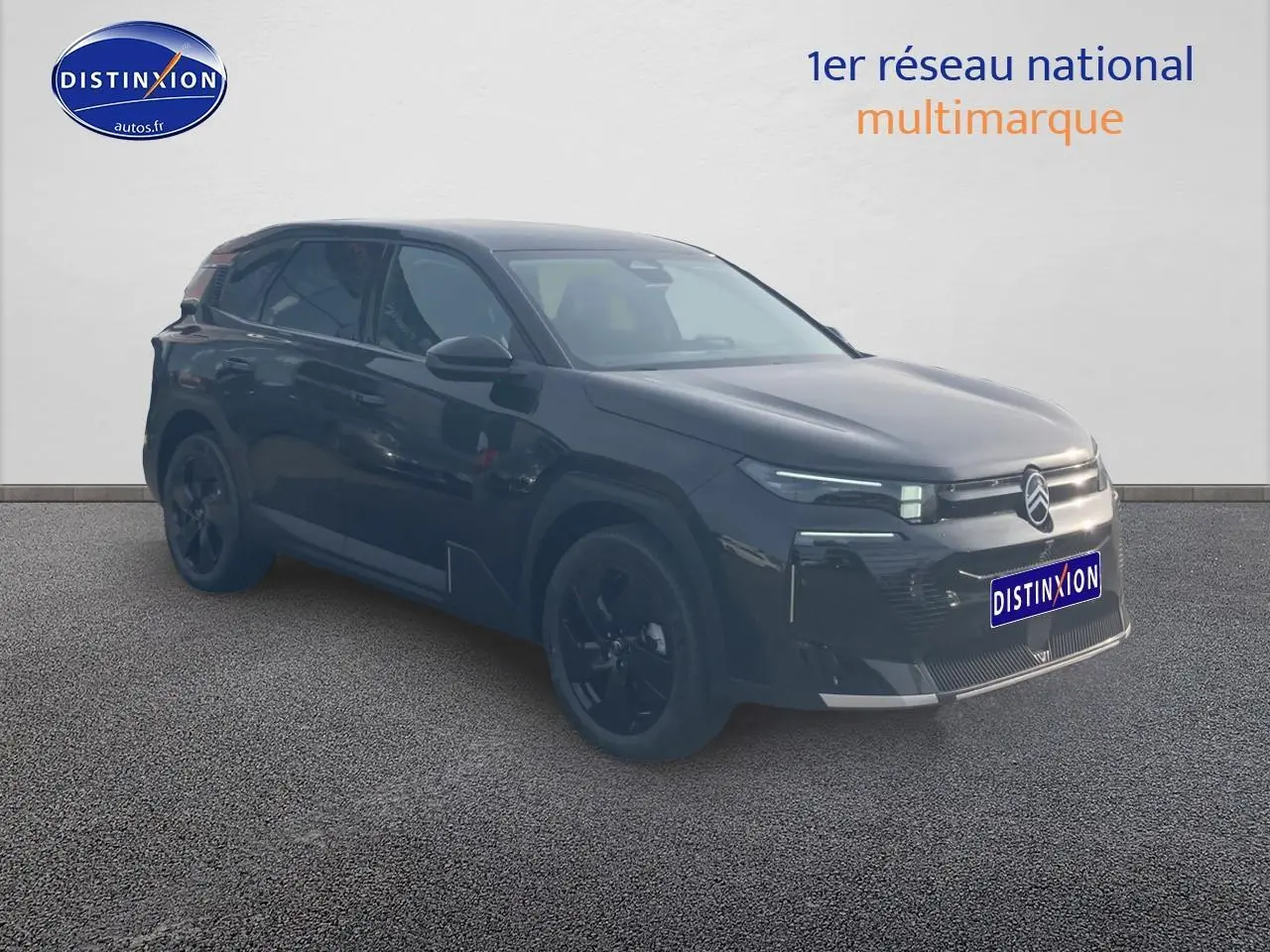 SUV Citroën C5 Aircross noir en 3/4 avant droit avec jantes noires et phares LED allumés.