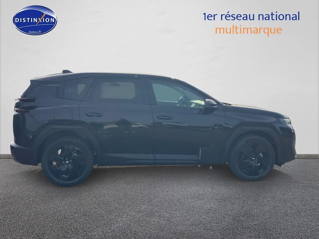 Profil droit du Citroën C5 Aircross noir 2026 avec jantes noires et vitres teintées sur fond clair.