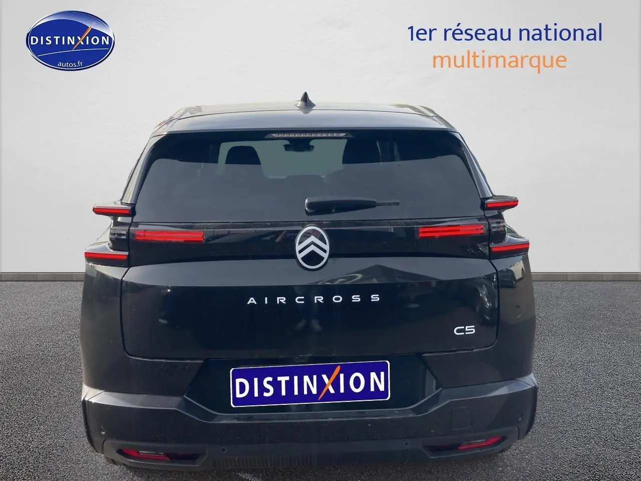 Vue arrière d'un Citroën C5 Aircross noir 2026 avec feux arrière LED horizontaux et lunette arrière surteintée.
