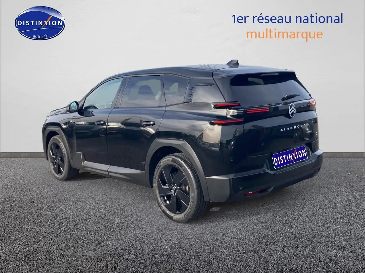 Vue 3/4 arrière droite d'un Citroën C5 Aircross noir 2026 avec jantes noires et feux arrière LED distinctifs.
