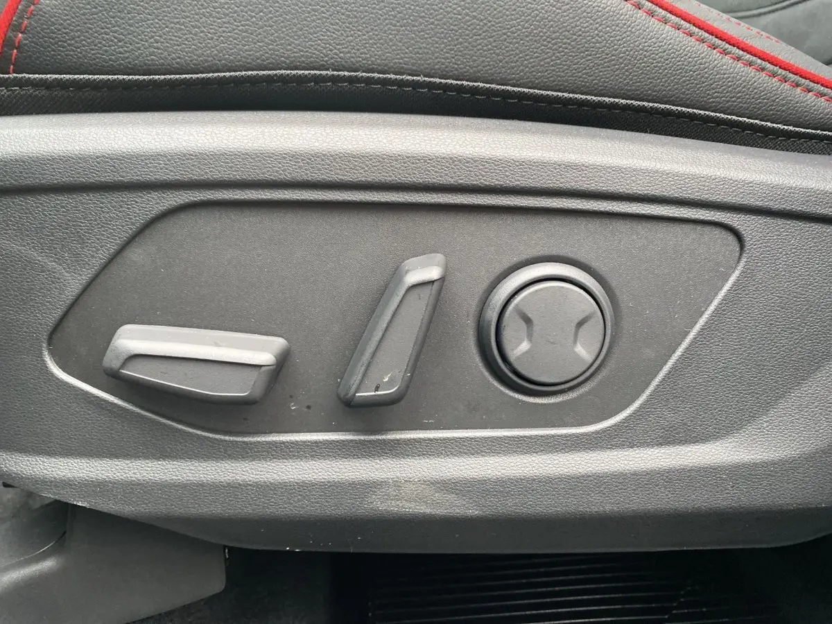 Gros plan sur les commandes électriques de réglage du siège avant d’un Hyundai Tucson gris foncé 2026 N Line.