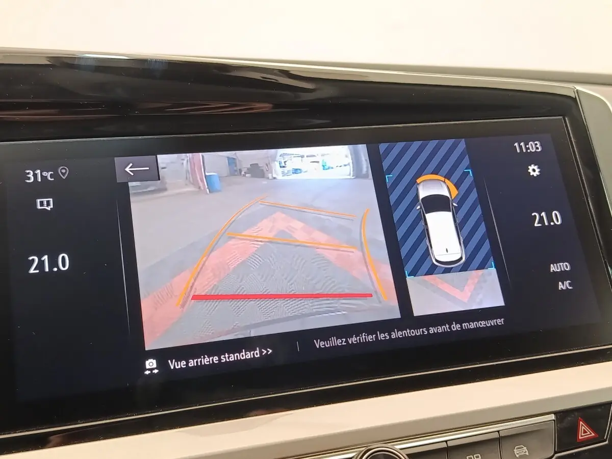 Écran tactile intérieur montrant la caméra de recul et l’aide au stationnement du SUV Opel Grandland noir hybride 2023.