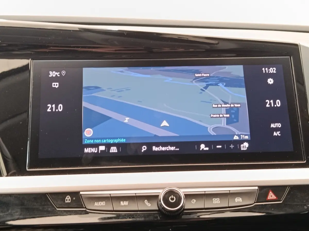 Écran tactile central du système de navigation 3D de l’Opel Grandland Hybride 2023, affichage couleur et commandes.