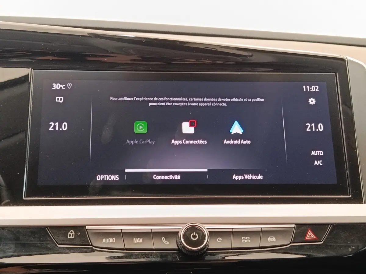 Écran tactile central affichant Apple CarPlay et Android Auto dans l’habitacle d’un Opel Grandland noir.