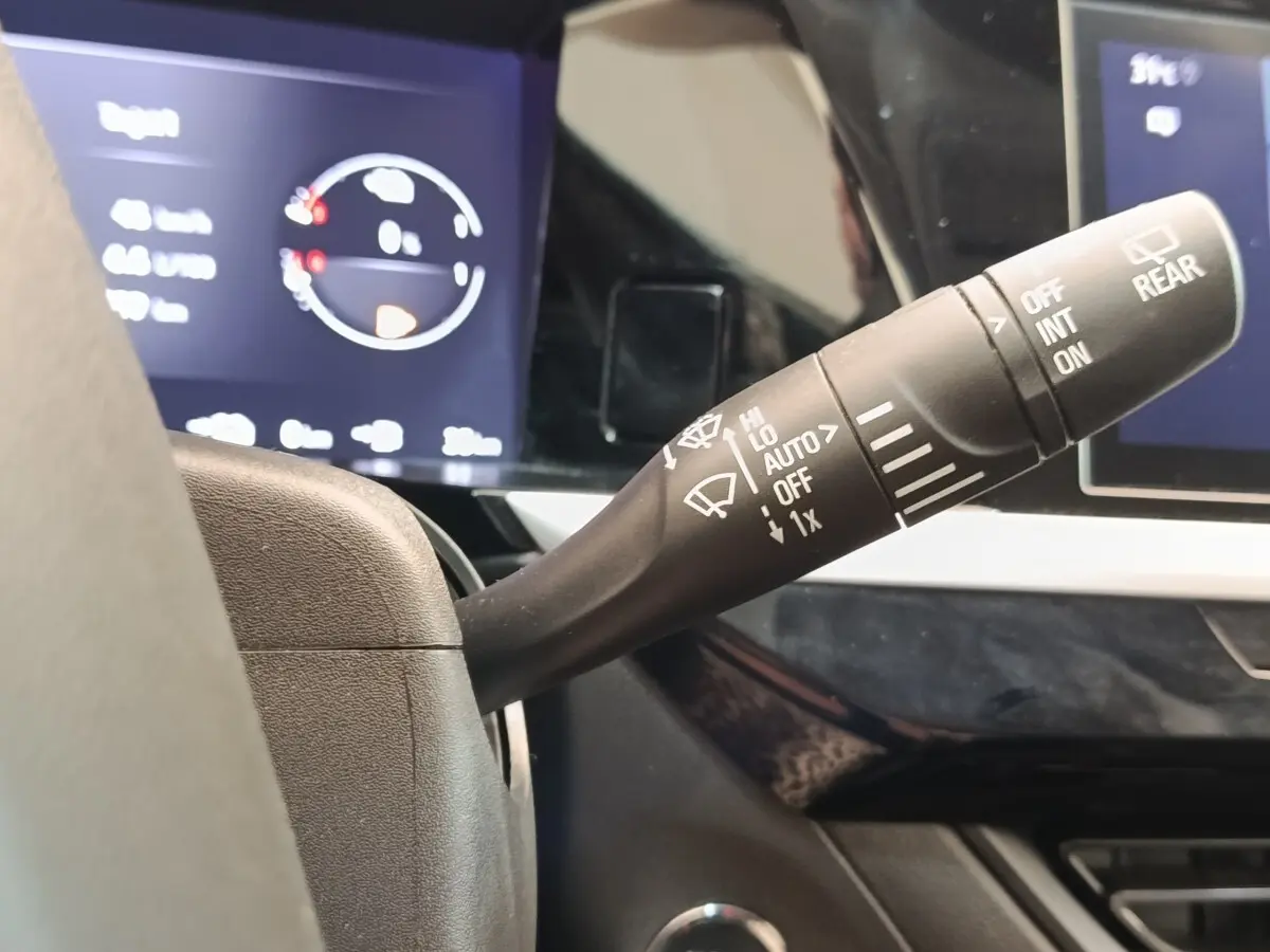 Gros plan sur la commande des essuie-glaces dans l’habitacle noir de l’Opel Grandland hybride 2023.