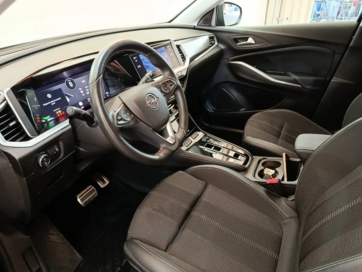 Intérieur avant droit de l’Opel Grandland hybride 2023, volant cuir alu multifonctions et tableau de bord numérique.