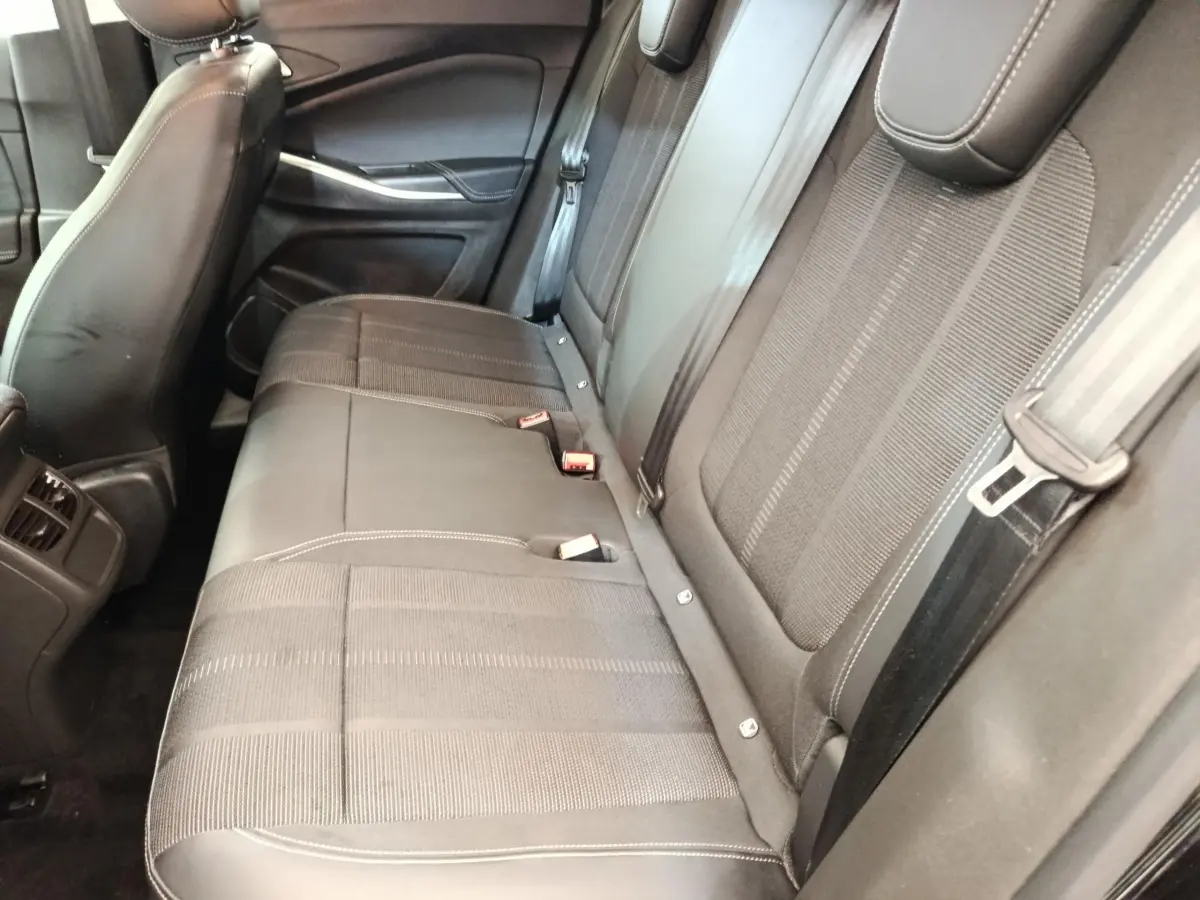Vue intérieure côté droit des sièges arrière noirs en tissu et cuir de l’Opel Grandland Hybride 225 ch Elegance Business 2023.