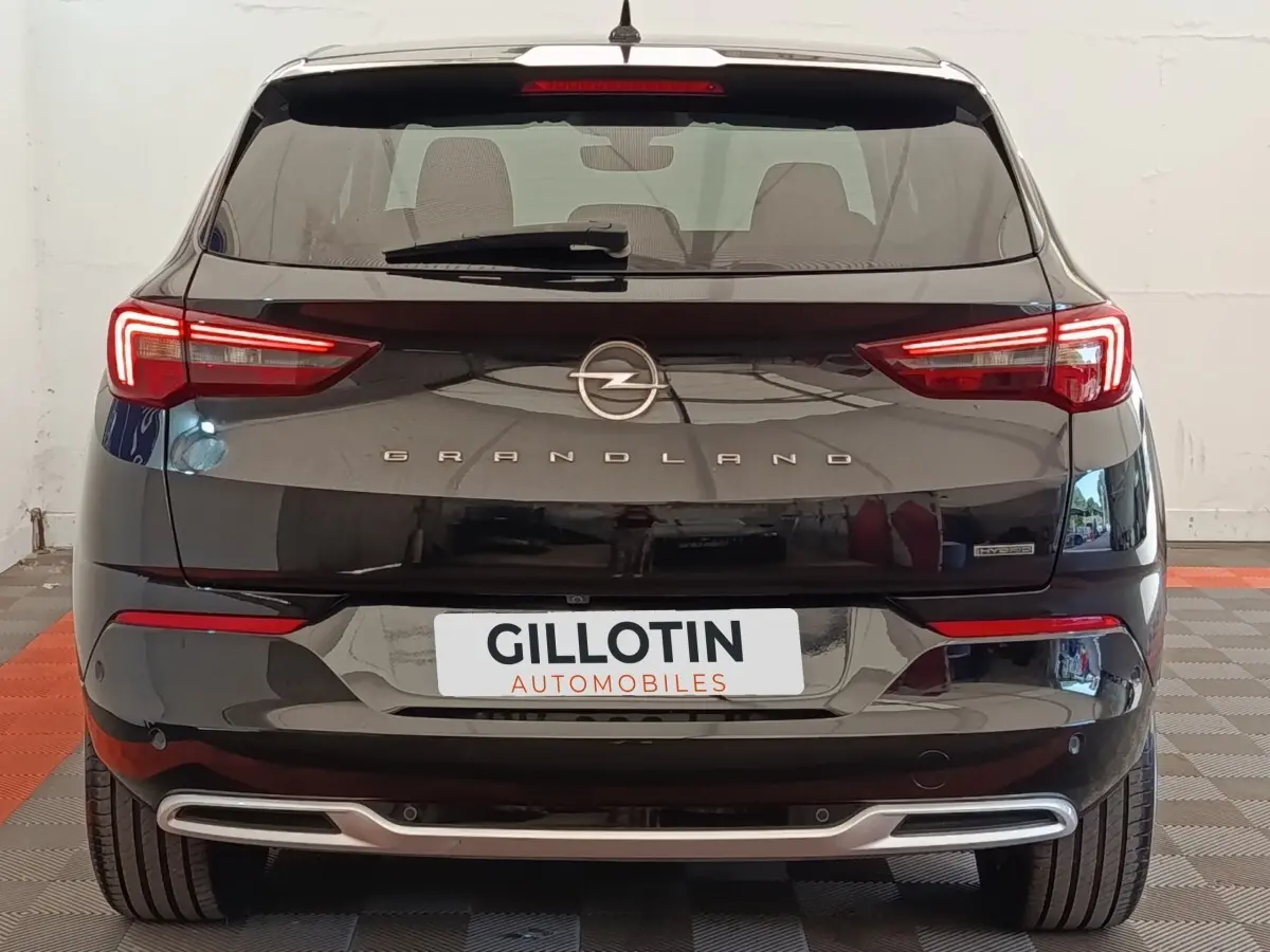 Vue arrière d'un Opel Grandland noir 2023 avec feux LED et logo central sur hayon lisse.