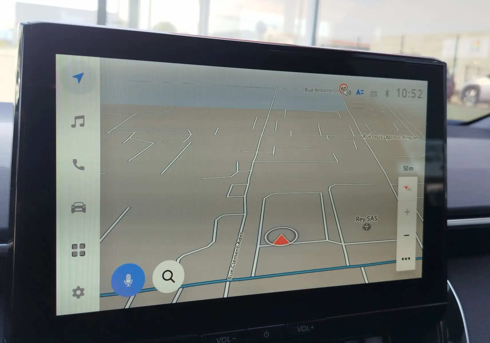 Écran tactile de navigation du Toyota Corolla Touring Sport 2026, affichant une carte routière en intérieur véhicule.