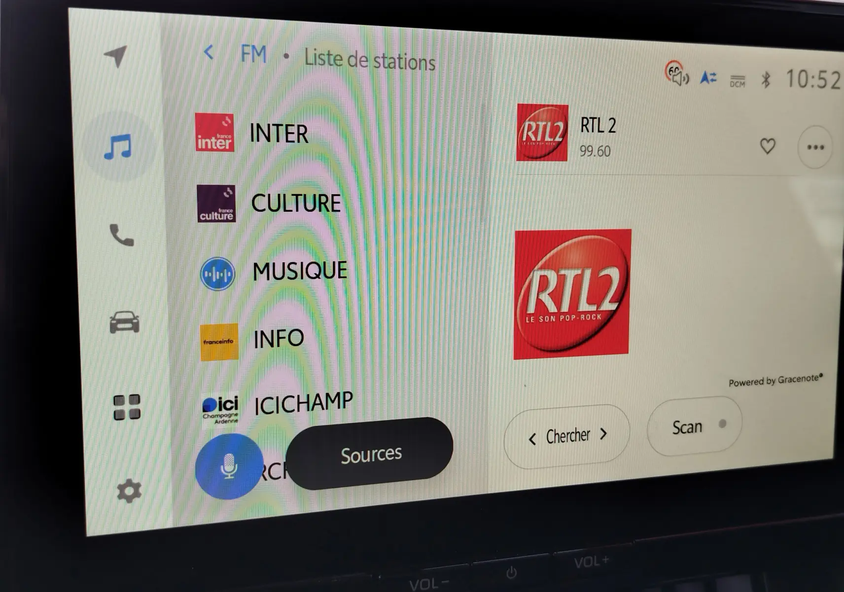 Écran tactile de la Toyota Corolla Touring Sport 2026 affichant la liste des stations radio avec interface moderne.