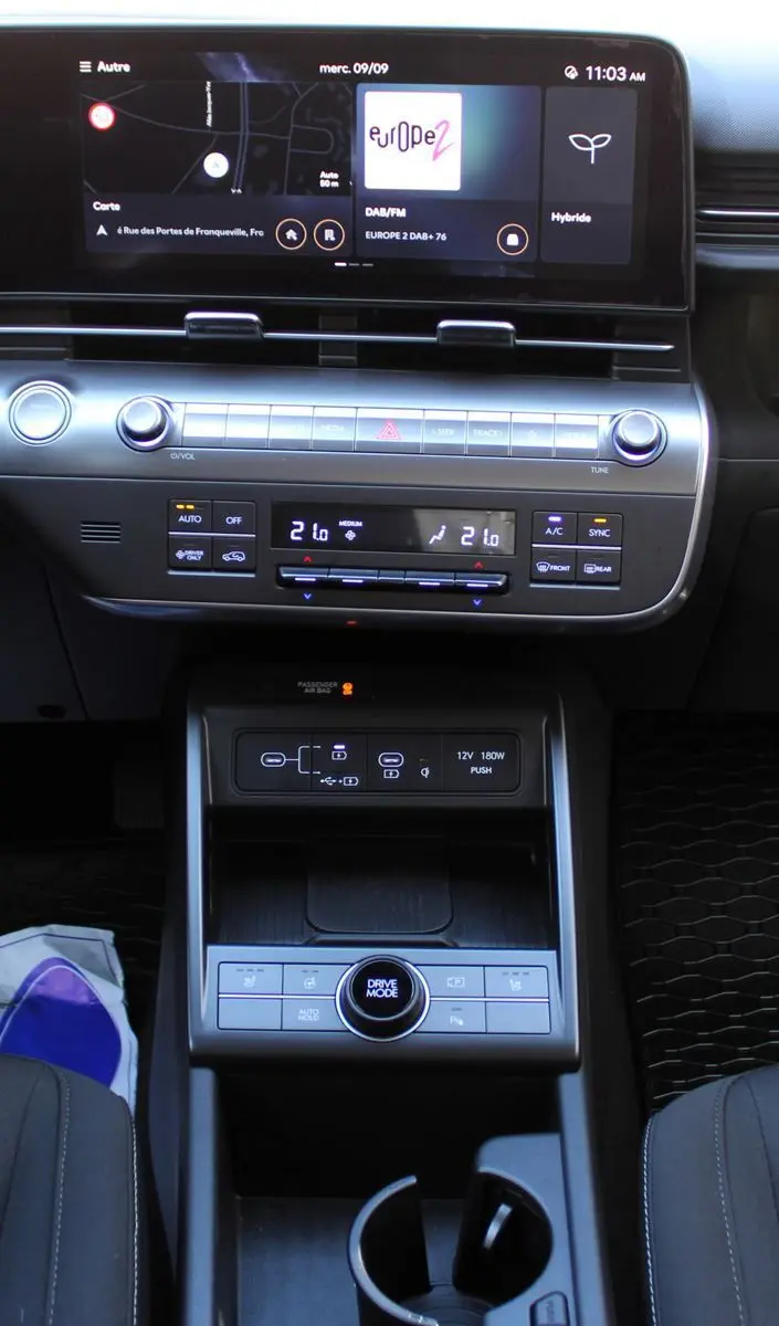 Vue rapprochée de la console centrale du Hyundai Kona 2024, avec écran tactile et commandes climatisation numériques.