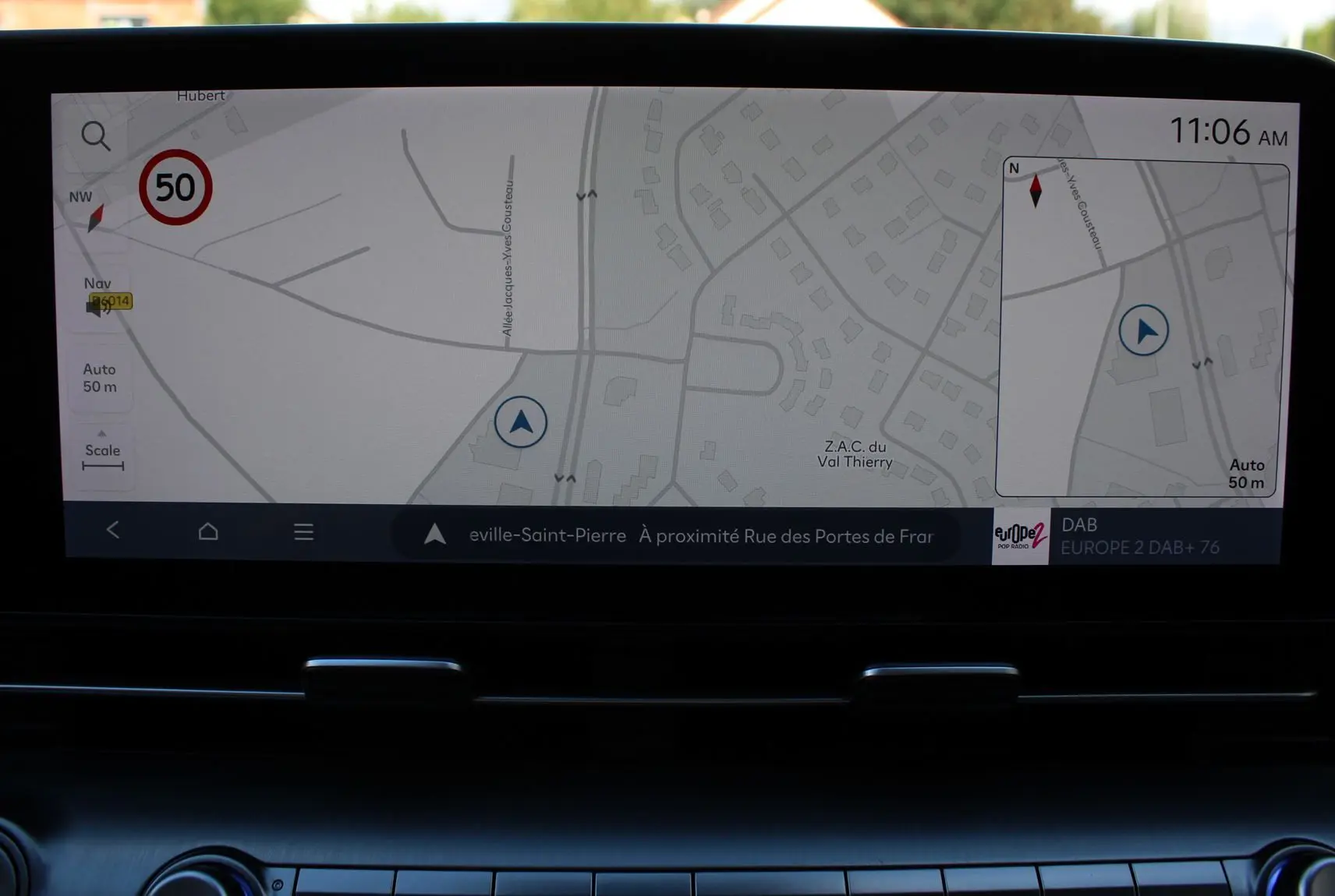 Vue intérieure du tableau de bord du Hyundai Kona 2024, écran tactile affichant la navigation GPS en mode carte.