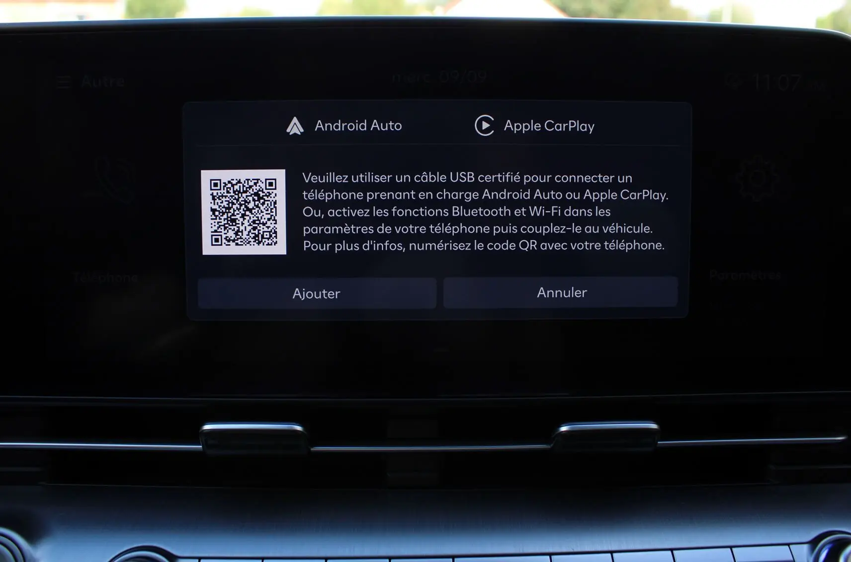 Écran central tactile affichant la connexion Android Auto et Apple CarPlay dans un Hyundai Kona 2024.