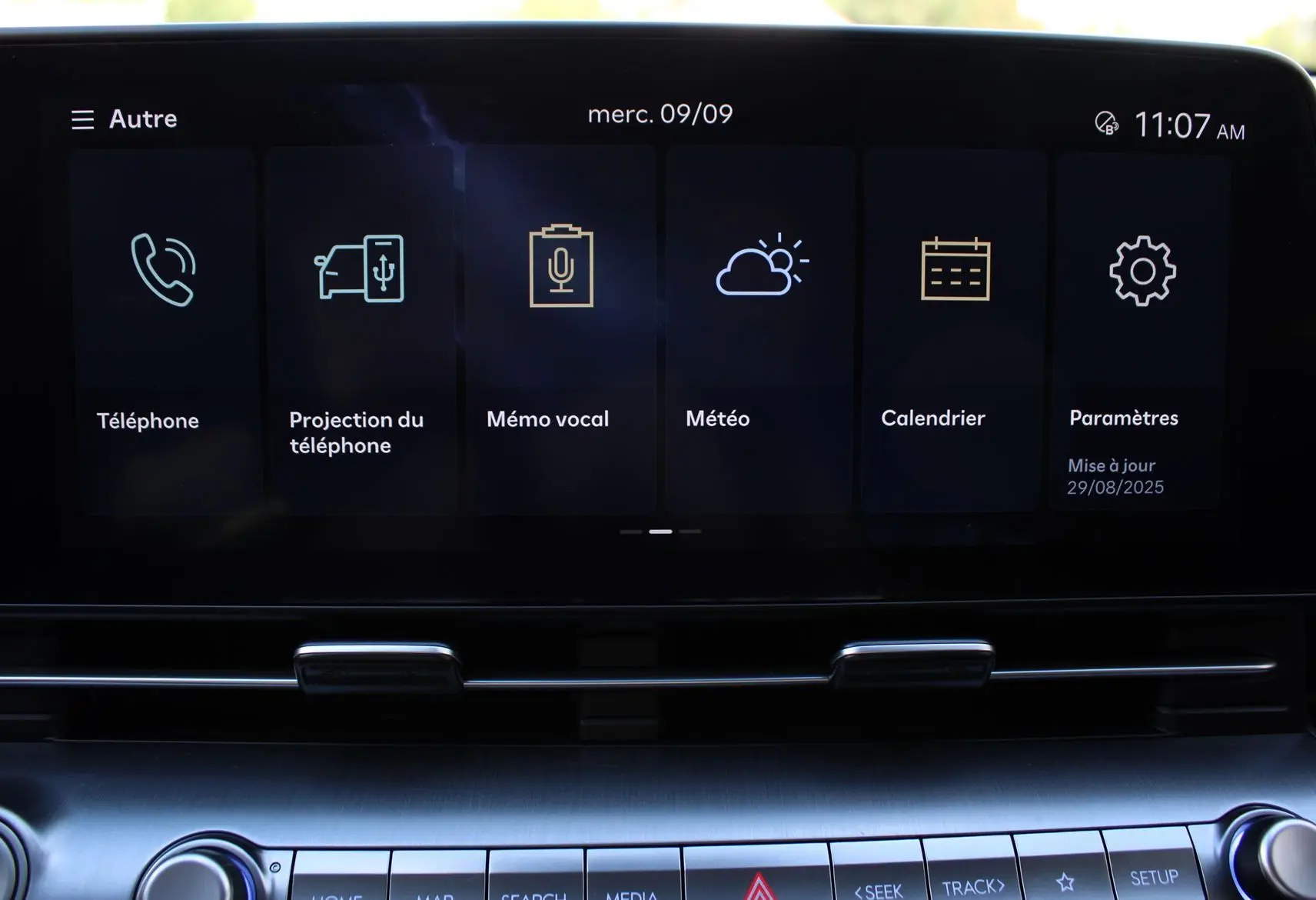 Écran tactile central du Hyundai Kona 2024 affichant les menus téléphone, météo et paramètres, intérieur noir moderne.