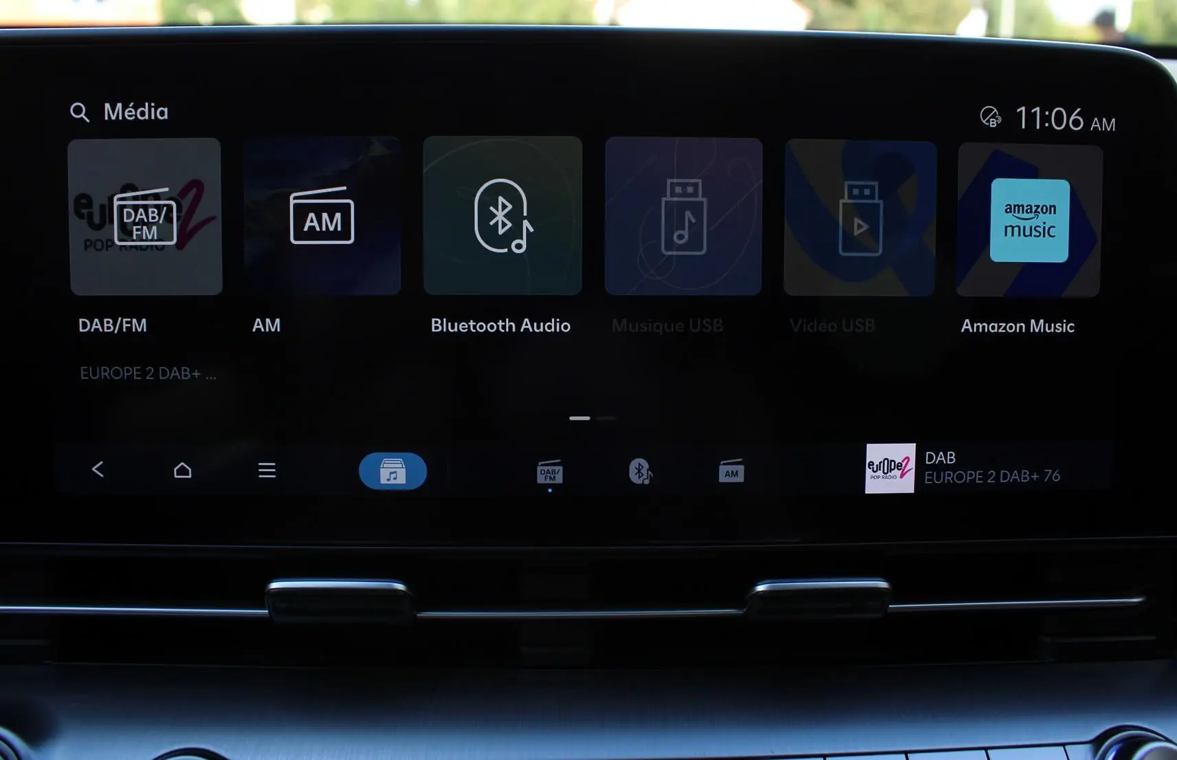 Écran tactile multimédia intérieur du Hyundai Kona 2024 affichant les options audio Bluetooth et radio DAB/FM.