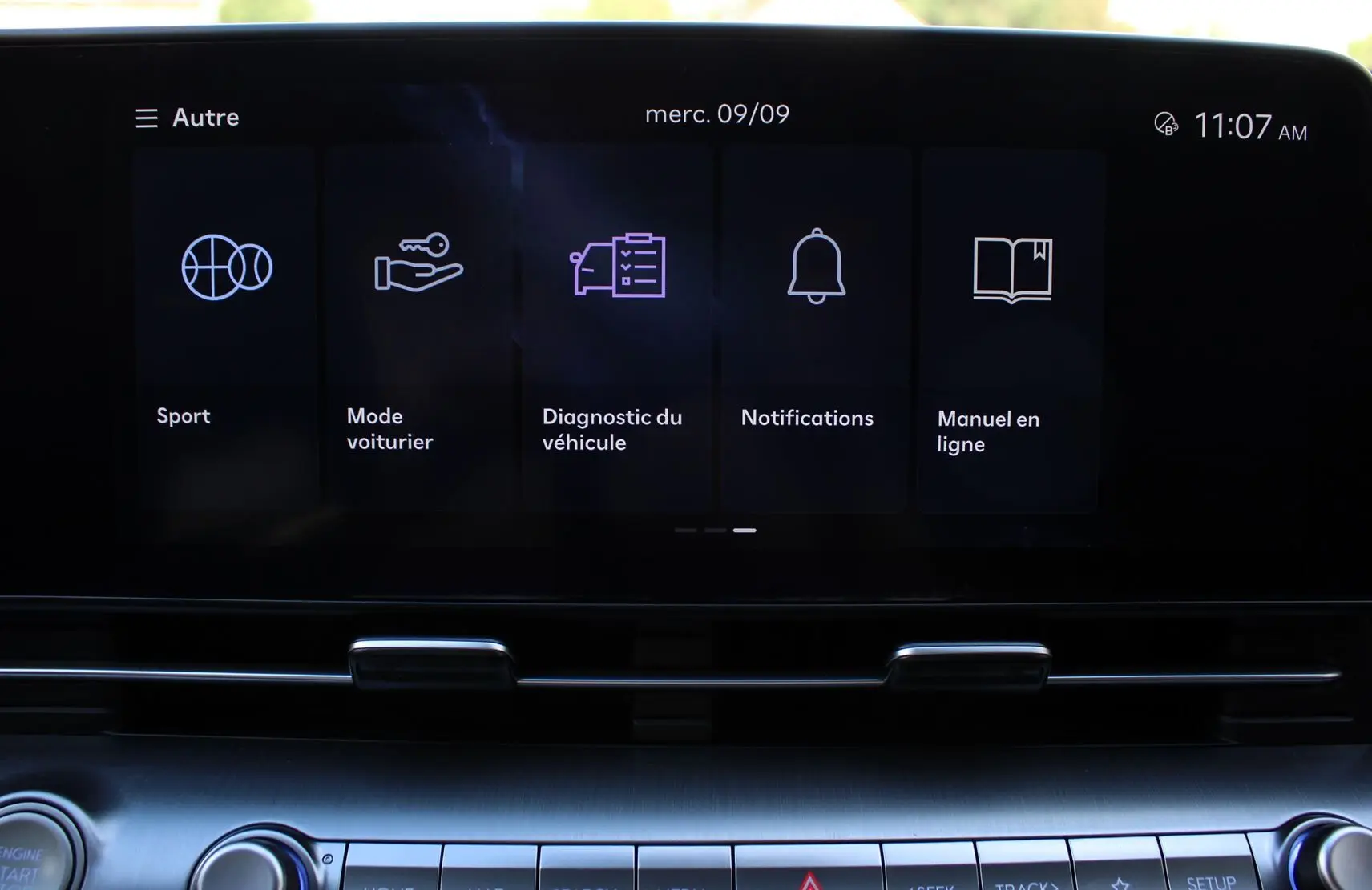 Écran tactile central du Hyundai Kona 2024 affichant les options Sport, Mode voiturier, Diagnostic, Notifications et Manuel en ligne.