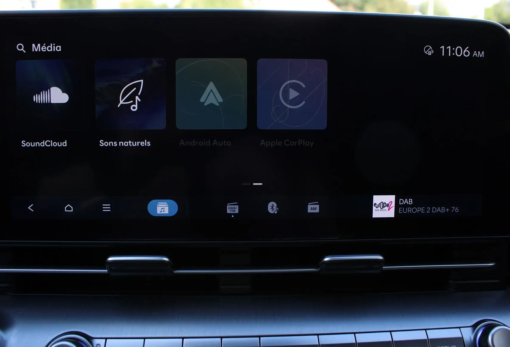 Écran tactile central du Hyundai Kona 2024 affichant les options multimédia avec interface moderne et épurée.