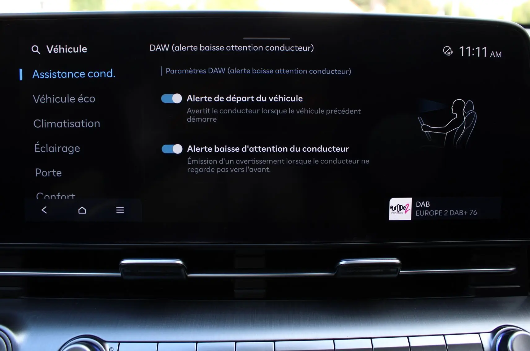 Écran tactile intérieur du Hyundai Kona 2024 affichant les alertes d’attention conducteur, avec finition noire moderne.