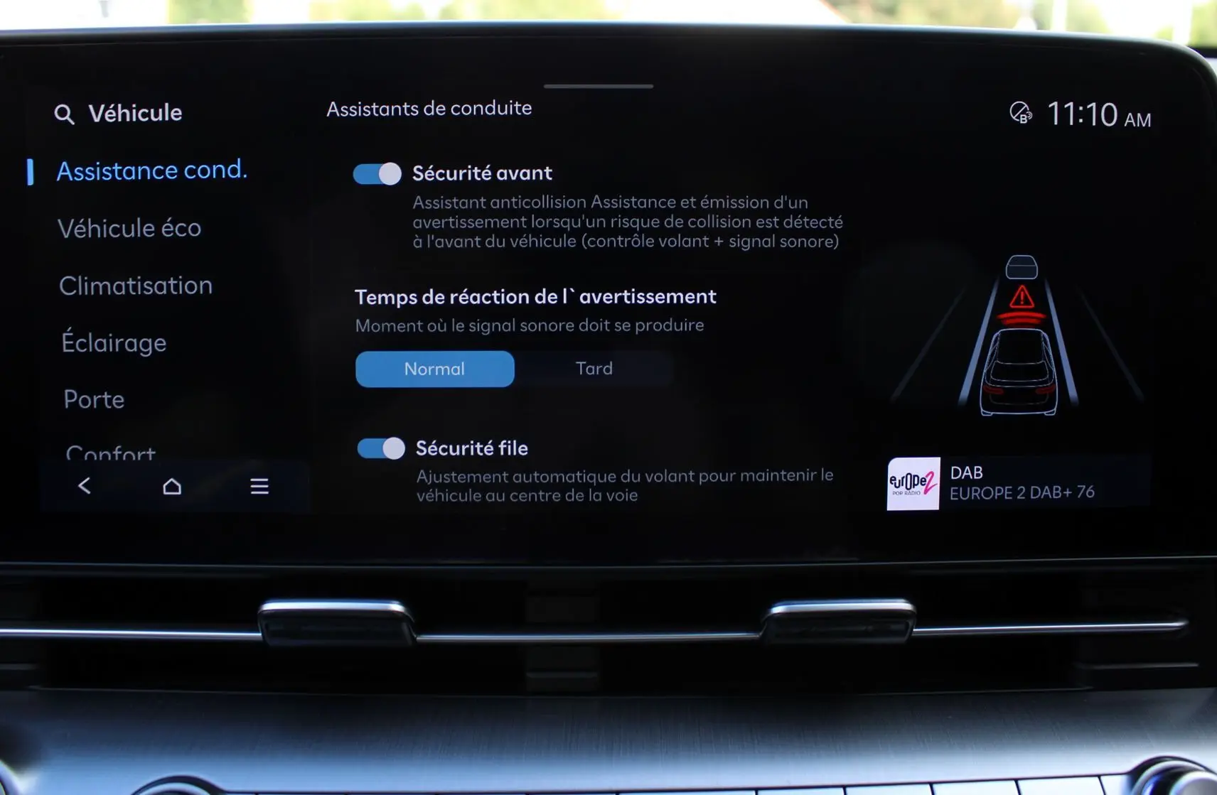 Écran tactile intérieur du Hyundai Kona 2024 affichant les options d'assistance à la conduite et sécurité active.
