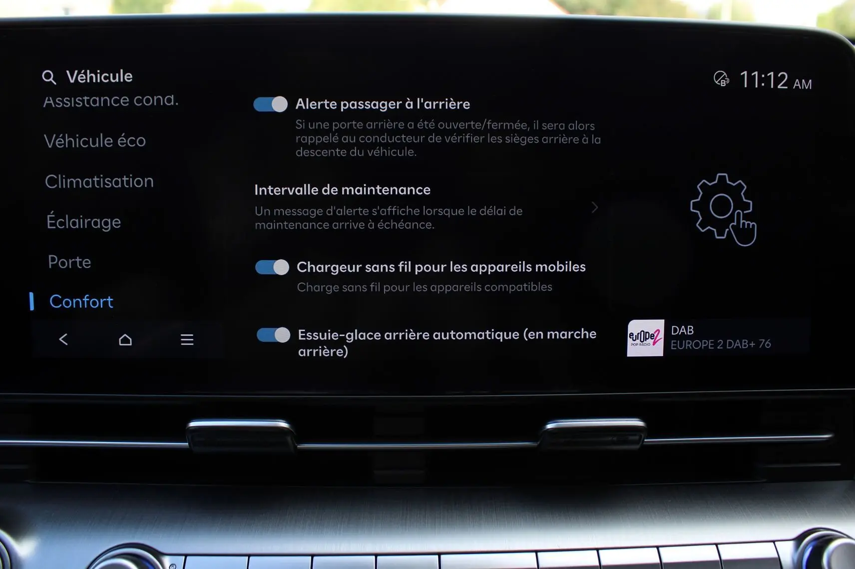 Écran tactile central du Hyundai Kona 2024 affichant les réglages d'assistance et confort, intérieur noir.