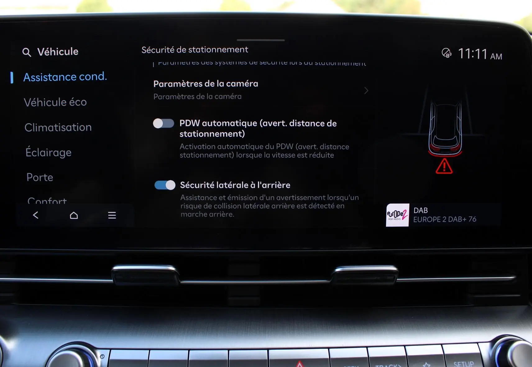 Écran tactile intérieur du Hyundai Kona 2024 affichant les réglages d'assistance à la conduite en mode nuit.